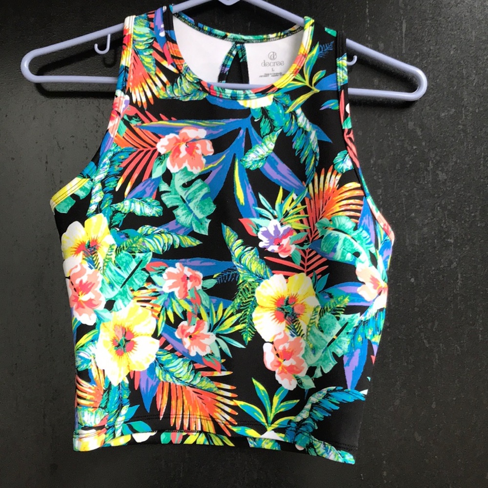 Decree. Crop Tops. Sleeveless.